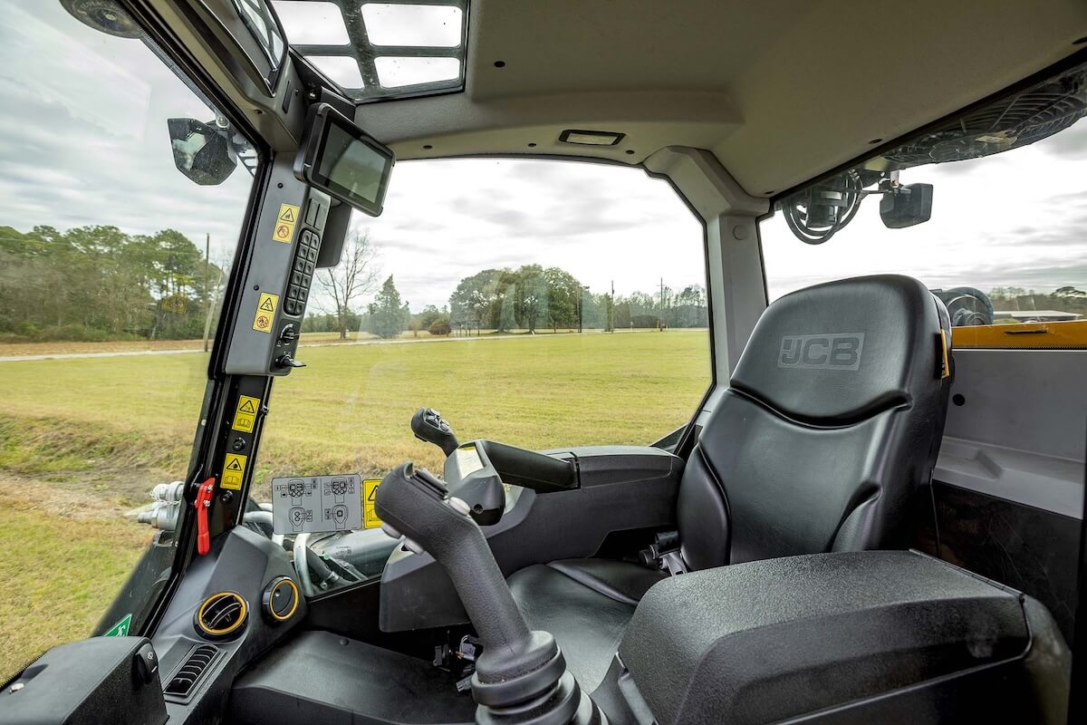 Grazie alla spaziosa e comoda cabina e ai comandi elettrici e idraulici, JCB Teleskid offre comfort e controllo superiori